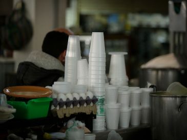 Expertos en salud pública advierten que esta acción cotidiana esconde un riesgo silencioso pero severo cuando se trata de envases fabricados con hielo seco. EL INFORMADOR/ARCHIVO