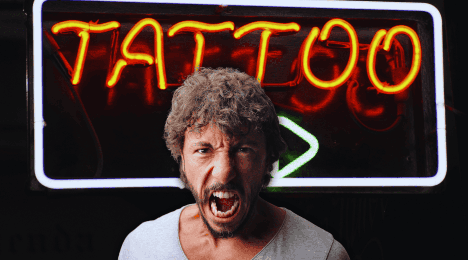 Los clientes que eligen zonas óseas suelen requerir más pausas en su tatuaje, lo que prolonga las sesiones y modifica por completo la dinámica de trabajo en el estudio. ESPECIAL / CANVA