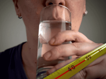 Sorprendentemente, un exhaustivo estudio de la Universidad de St. Andrews en Escocia, liderado por el profesor Ronald Maughan, demostró que el agua no es la bebida más eficiente para el cuerpo. ESPECIAL / CANVA