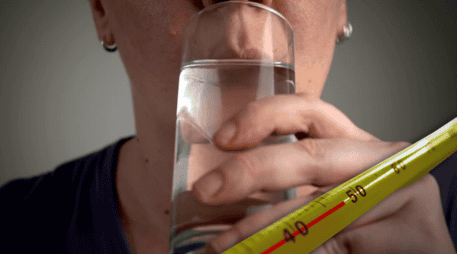 Sorprendentemente, un exhaustivo estudio de la Universidad de St. Andrews en Escocia, liderado por el profesor Ronald Maughan, demostró que el agua no es la bebida más eficiente para el cuerpo. ESPECIAL / CANVA