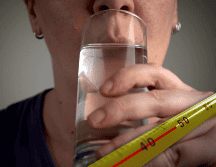 Sorprendentemente, un exhaustivo estudio de la Universidad de St. Andrews en Escocia, liderado por el profesor Ronald Maughan, demostró que el agua no es la bebida más eficiente para el cuerpo. ESPECIAL / CANVA