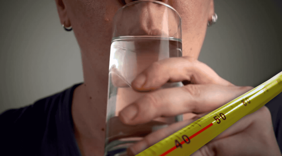 Sorprendentemente, un exhaustivo estudio de la Universidad de St. Andrews en Escocia, liderado por el profesor Ronald Maughan, demostró que el agua no es la bebida más eficiente para el cuerpo. ESPECIAL / CANVA