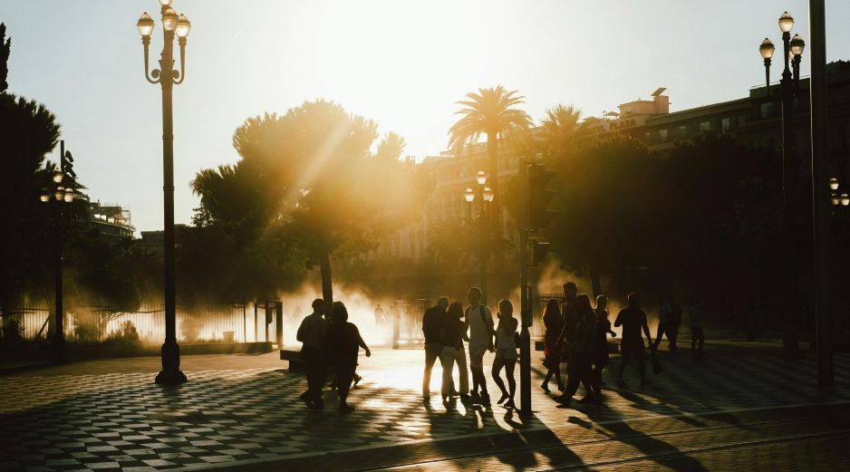 La falta de aire acondicionado en muchas viviendas agrava el intenso calor. UNSPLASH / J. WECKSCHMIED