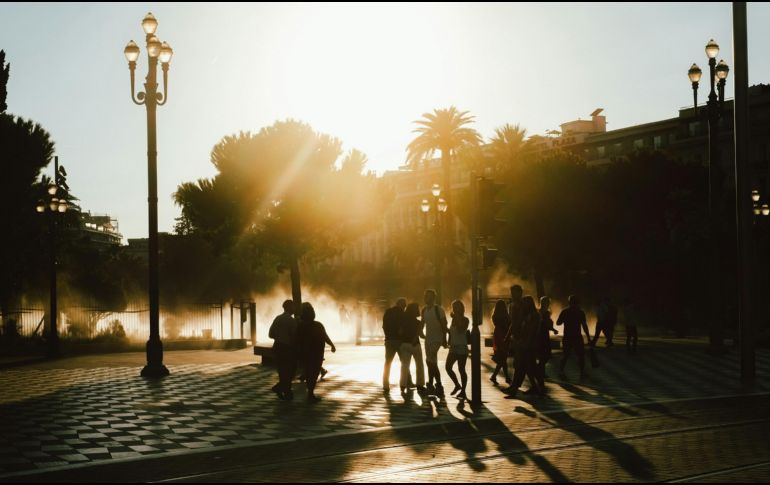 La falta de aire acondicionado en muchas viviendas agrava el intenso calor. UNSPLASH / J. WECKSCHMIED