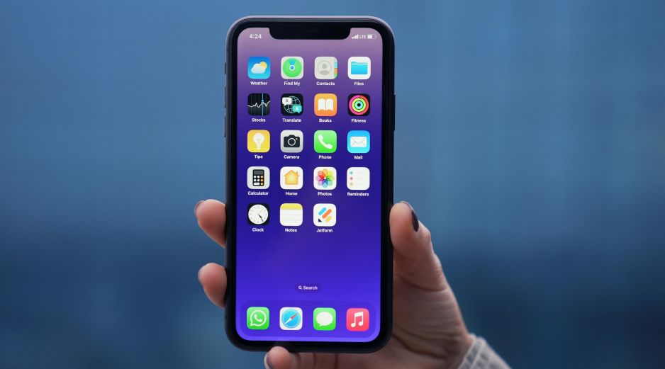 De acuerdo con el Centro de Ayuda de WhatsApp, la app solo será compatible con algunos celulares. UNSPLASH / JOTFORM