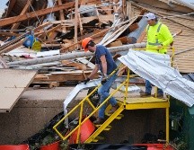 Varias personas retiran escombros tras el paso de una tormenta en Mineral Wells, Texas, el miércoles 29 de abril de 2026. AP/J. Cortez