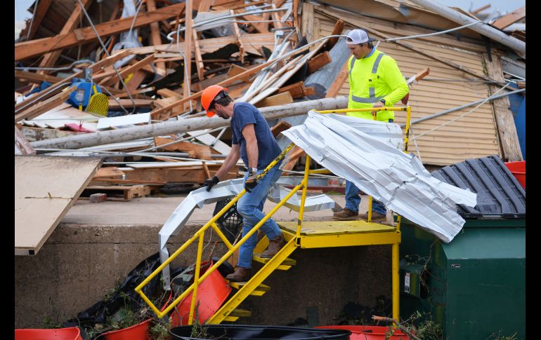 Varias personas retiran escombros tras el paso de una tormenta en Mineral Wells, Texas, el miércoles 29 de abril de 2026. AP/J. Cortez