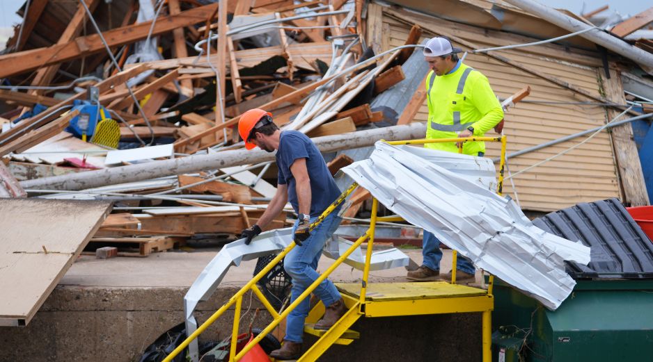 Varias personas retiran escombros tras el paso de una tormenta en Mineral Wells, Texas, el miércoles 29 de abril de 2026. AP/J. Cortez