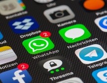 Aunque el celular seguirá funcionando, la aplicación de WhatsApp dejará de operar en algunos modelos a partir de mayo de 2026. PEXELS