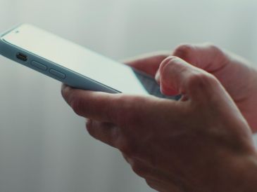 El Gobierno de México implementó un padrón nacional de telefonía que obliga a registrar todas las líneas celulares con la CURP del titular. CANVA