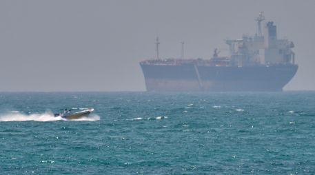Un bote junto a un buque petrolero anclado en el estrecho de Ormuz, frente a la costa de la isla de Qeshm, en Irán. AP/ARCHIVO
