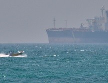 Un bote junto a un buque petrolero anclado en el estrecho de Ormuz, frente a la costa de la isla de Qeshm, en Irán. AP/ARCHIVO