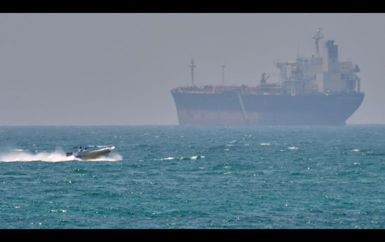 Un bote junto a un buque petrolero anclado en el estrecho de Ormuz, frente a la costa de la isla de Qeshm, en Irán. AP/ARCHIVO