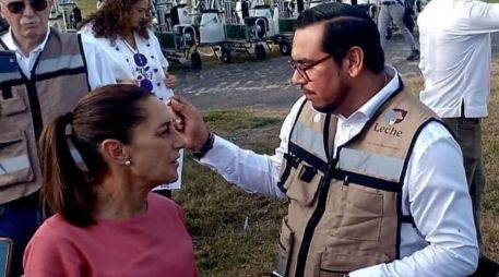 La presidenta de México, Dra. Claudia Sheinbaum, y Antonio Talamantes Geraldo, Director General de Leche para el Bienestar. CORTESÍA.
