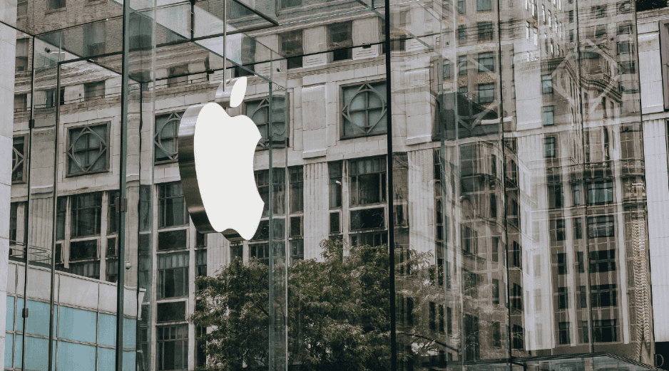 Más allá del impacto financiero, la avalancha de inversiones en inteligencia artificial está desatando un reto crítico: el suministro eléctrico. CANVA