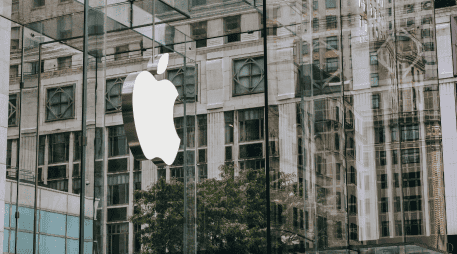 Más allá del impacto financiero, la avalancha de inversiones en inteligencia artificial está desatando un reto crítico: el suministro eléctrico. CANVA