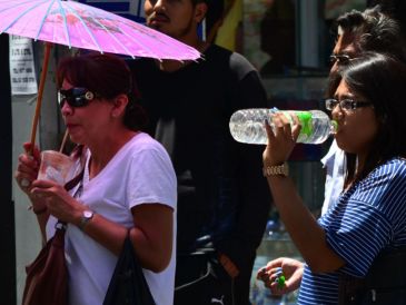 Mantener la hidratación y evitar la exposición prolongada al sol son medidas clave para evitar golpes de calor en esta época. EL INFORMADOR/ARCHIVO