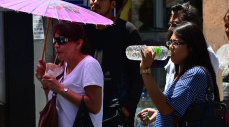 Mantener la hidratación y evitar la exposición prolongada al sol son medidas clave para evitar golpes de calor en esta época. EL INFORMADOR/ARCHIVO