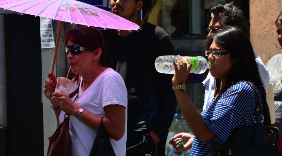 Mantener la hidratación y evitar la exposición prolongada al sol son medidas clave para evitar golpes de calor en esta época. EL INFORMADOR/ARCHIVO