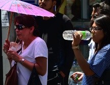 Mantener la hidratación y evitar la exposición prolongada al sol son medidas clave para evitar golpes de calor en esta época. EL INFORMADOR/ARCHIVO