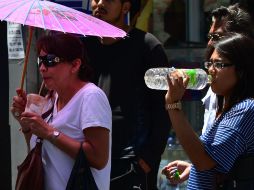 Mantener la hidratación y evitar la exposición prolongada al sol son medidas clave para evitar golpes de calor en esta época. EL INFORMADOR/ARCHIVO