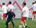 Carlos Vicens, técnico del Braga, en el entrenamiento antes del juego contra el Friburgo. EFE/H. Delgado