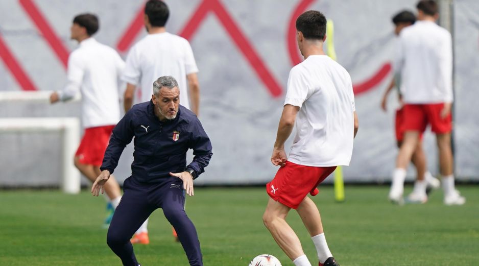 Carlos Vicens, técnico del Braga, en el entrenamiento antes del juego contra el Friburgo. EFE/H. Delgado