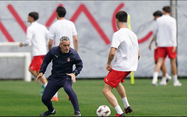 Carlos Vicens, técnico del Braga, en el entrenamiento antes del juego contra el Friburgo. EFE/H. Delgado