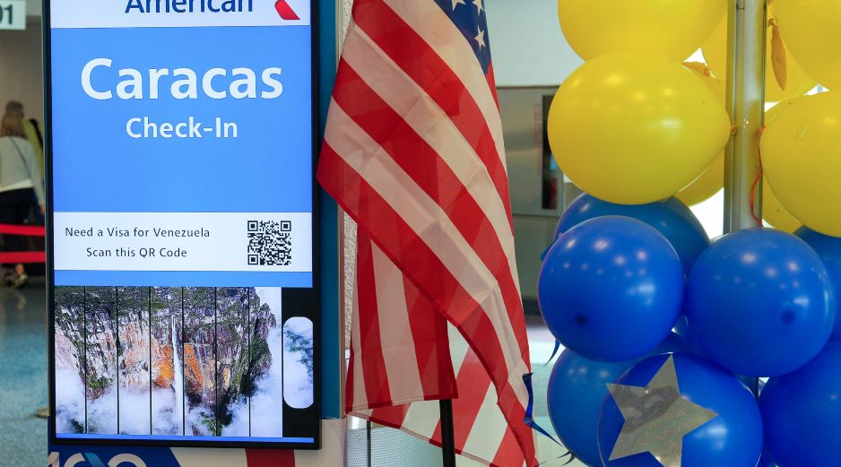 American Airlines celebra el primer vuelo comercial entre Estados Unidos y Venezuela en casi 7 años. EFE / Alberto Boal