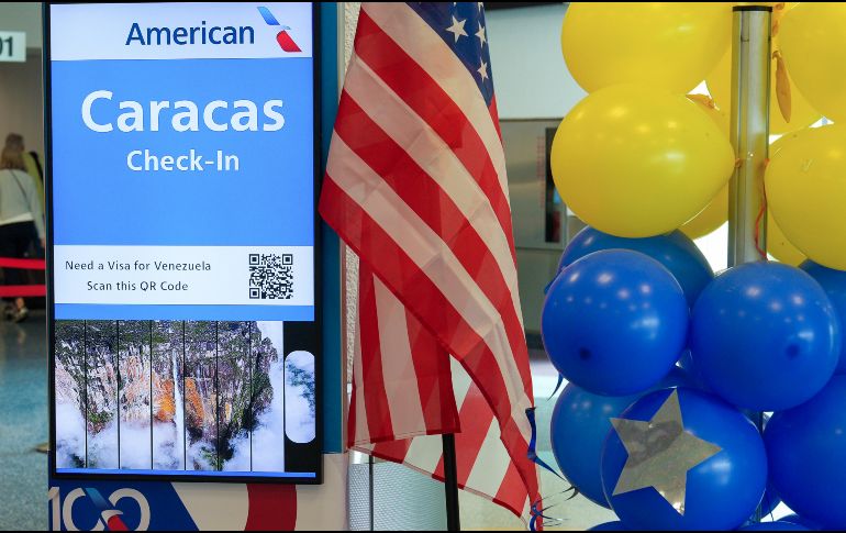 American Airlines celebra el primer vuelo comercial entre Estados Unidos y Venezuela en casi 7 años. EFE / Alberto Boal