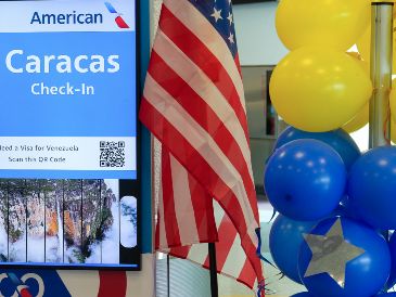American Airlines celebra el primer vuelo comercial entre Estados Unidos y Venezuela en casi 7 años. EFE / Alberto Boal