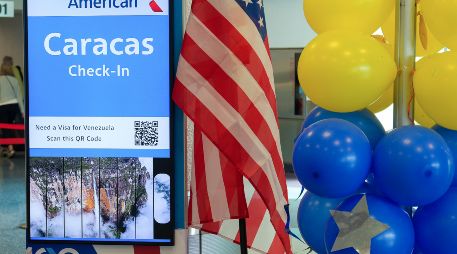 American Airlines celebra el primer vuelo comercial entre Estados Unidos y Venezuela en casi 7 años. EFE / Alberto Boal