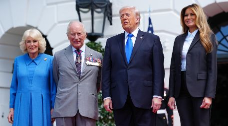 Donald Trump y Melania Trump despidieron a la pareja real en la Casa Blanca. EFE/A. Schwartz