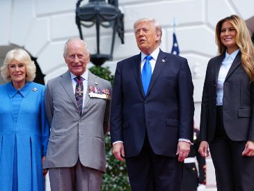 Donald Trump y Melania Trump despidieron a la pareja real en la Casa Blanca. EFE/A. Schwartz