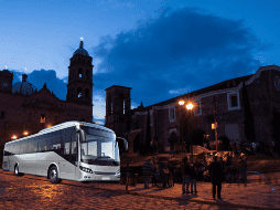 Viajar en autobús no solo apoya la economía local y reduce significativamente tu huella de carbono, sino que te permite disfrutar del camino sin estrés.  CANVA