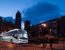 Viajar en autobús no solo apoya la economía local y reduce significativamente tu huella de carbono, sino que te permite disfrutar del camino sin estrés.  CANVA