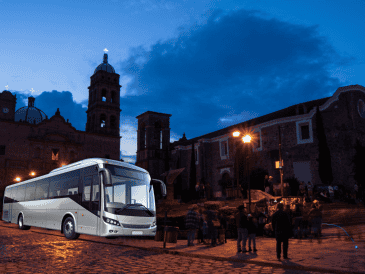 Viajar en autobús no solo apoya la economía local y reduce significativamente tu huella de carbono, sino que te permite disfrutar del camino sin estrés.  CANVA