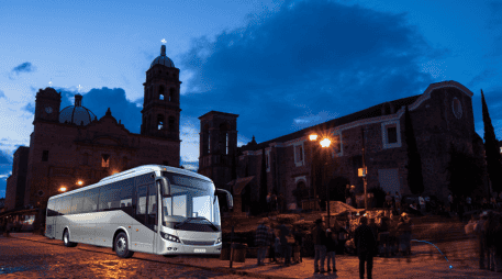 Viajar en autobús no solo apoya la economía local y reduce significativamente tu huella de carbono, sino que te permite disfrutar del camino sin estrés.  CANVA