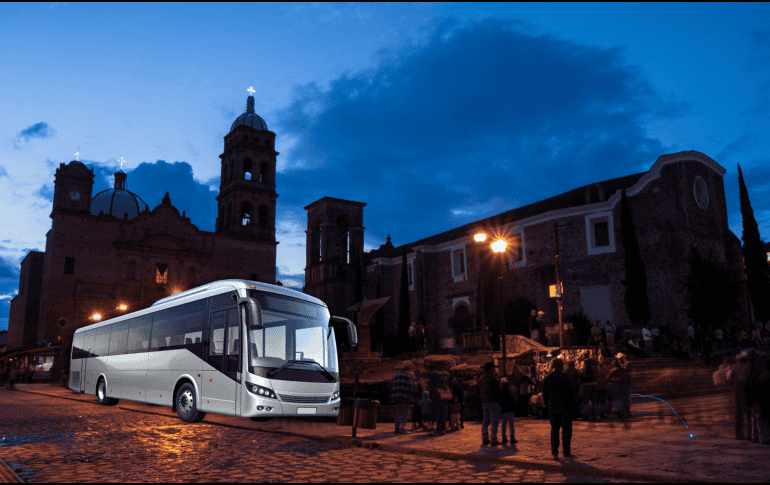 Viajar en autobús no solo apoya la economía local y reduce significativamente tu huella de carbono, sino que te permite disfrutar del camino sin estrés.  CANVA