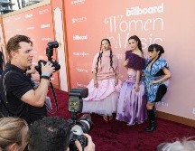 Las cantantes coreanas Audrey Nuna (izquierda), EJAE (centro) y Rei Ami (derecha) llegan a la alfombra roja de los premios Billboard Woman in Music Awards en el Hollywood Palladium de Hollywood, California. EFE/C. TORRES