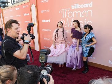 Las cantantes coreanas Audrey Nuna (izquierda), EJAE (centro) y Rei Ami (derecha) llegan a la alfombra roja de los premios Billboard Woman in Music Awards en el Hollywood Palladium de Hollywood, California. EFE/C. TORRES