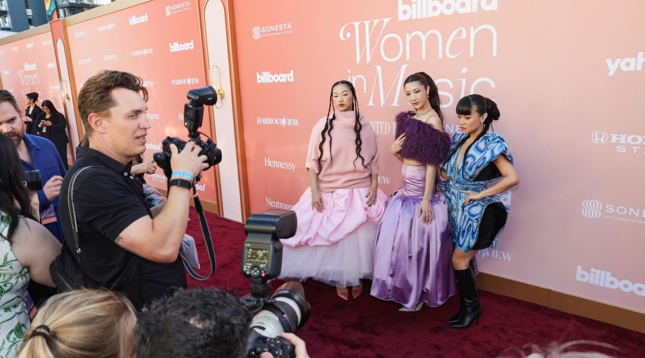Las cantantes coreanas Audrey Nuna (izquierda), EJAE (centro) y Rei Ami (derecha) llegan a la alfombra roja de los premios Billboard Woman in Music Awards en el Hollywood Palladium de Hollywood, California. EFE/C. TORRES