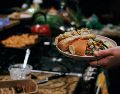 Comer tarde en la noche puede parecer inofensivo, pero hacerlo de forma frecuente y en grandes cantidades puede tener efectos negativos en la salud. Unsplash