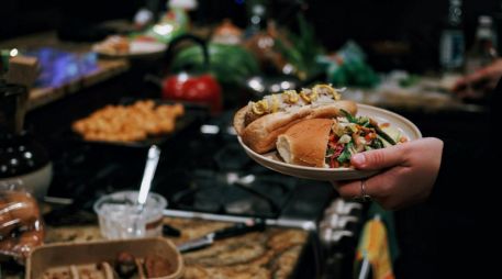 Comer tarde en la noche puede parecer inofensivo, pero hacerlo de forma frecuente y en grandes cantidades puede tener efectos negativos en la salud. Unsplash
