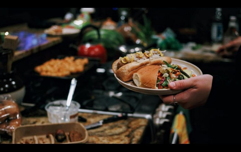 Comer tarde en la noche puede parecer inofensivo, pero hacerlo de forma frecuente y en grandes cantidades puede tener efectos negativos en la salud. Unsplash