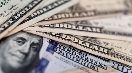 El tipo de cambio cotizó en un promedio de 17.45 pesos por dólar este cuarto mes del 2026. EFE/ARCHIVO