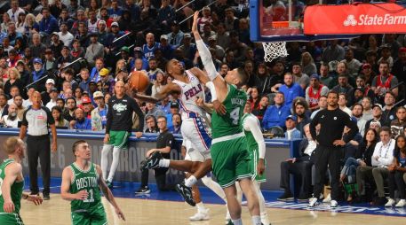Los 76ers se jugaban la temporada en casa, pero cumplieron frente a su público y le ganaron 106-93 a los Celtics de Boston . AFP / J. Garrabrant