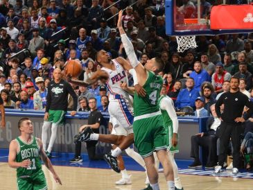 Los 76ers se jugaban la temporada en casa, pero cumplieron frente a su público y le ganaron 106-93 a los Celtics de Boston . AFP / J. Garrabrant