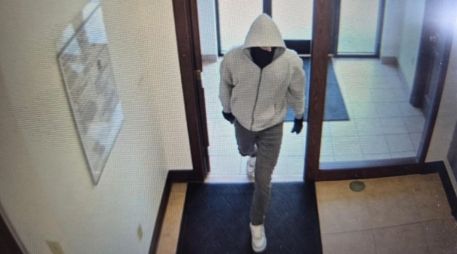 La policía estatal publicó en redes sociales una foto del sospechoso y pidió apoyo para localizarlo. AP/Kentucky State Police