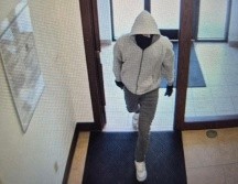 La policía estatal publicó en redes sociales una foto del sospechoso y pidió apoyo para localizarlo. AP/Kentucky State Police